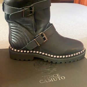Vince Camuto black leather moto-style biker books in size 9.5